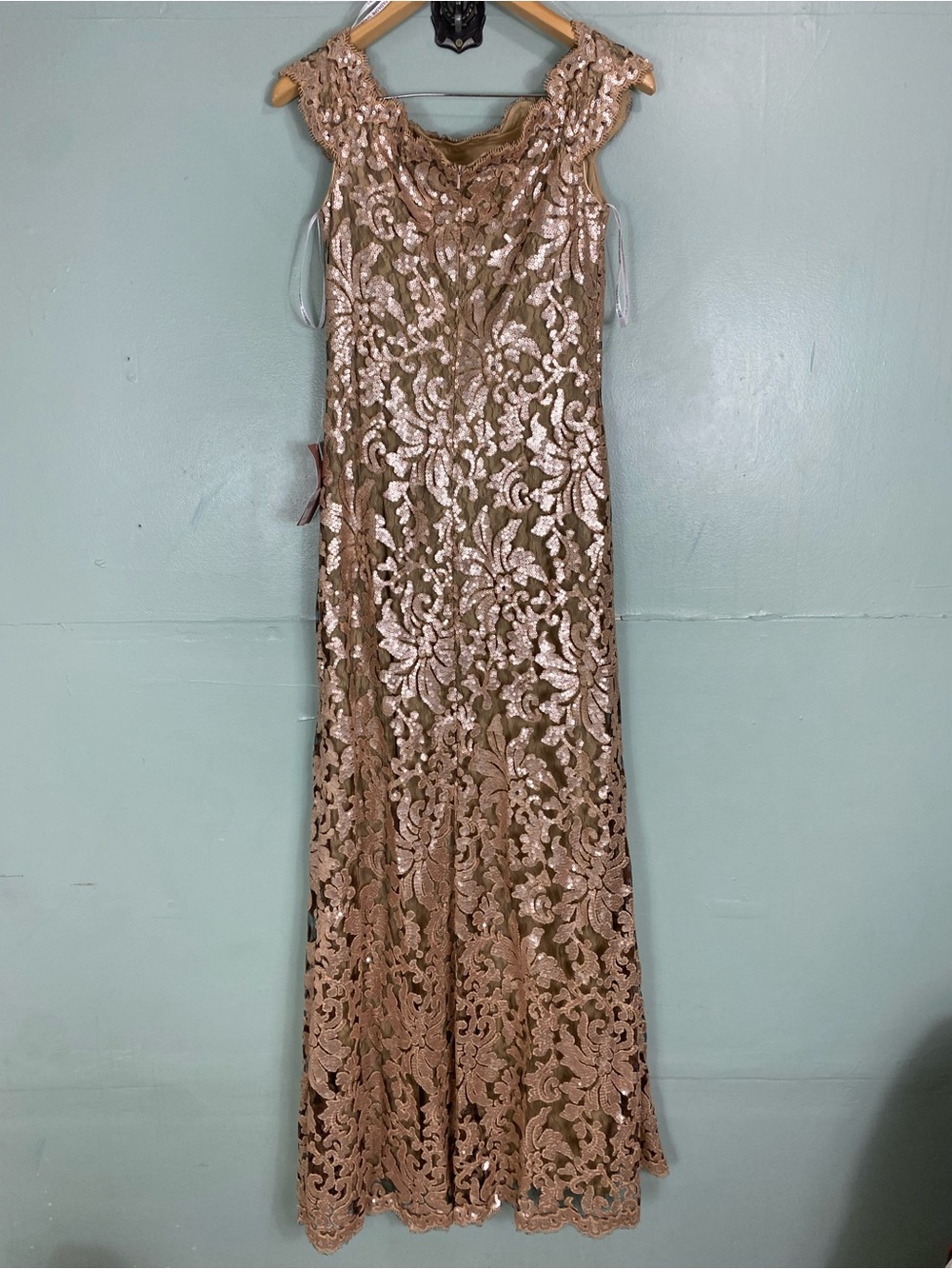 Tadashi Shoji Odette Off-Shoulder Sequin Mesh Column Gown Size 6 - Picture 5 of 7